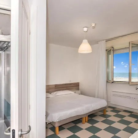 Happy Hotel 3*